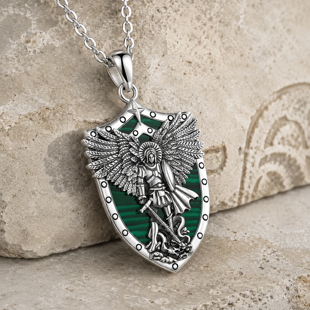 Vue angle du Collier de l’Illumination de l’Archange en argent 925 sterling avec pendentif bouclier vert sur pierre médiévale claire