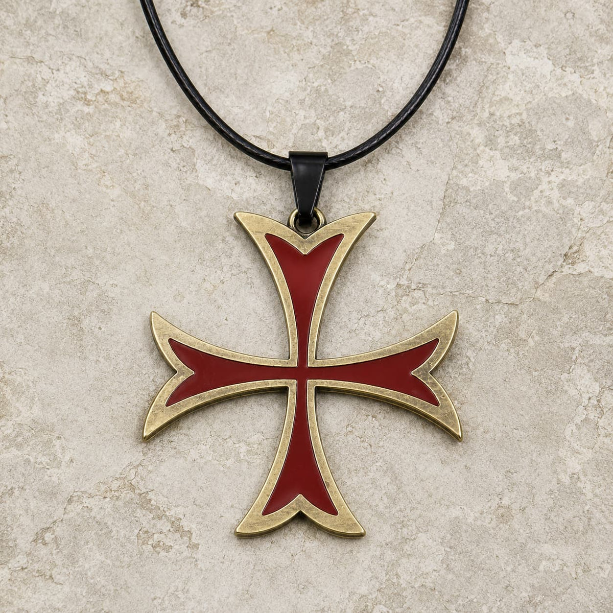 Collier de la Bannière Sacrée en alliage de zinc avec croix templière rouge sur fond pierre médiévale claire