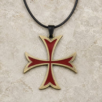 Collier de la Bannière Sacrée en alliage de zinc avec croix templière rouge sur fond pierre médiévale claire