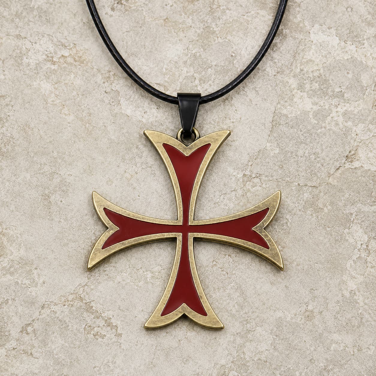Collier de la Bannière Sacrée en alliage de zinc avec croix templière rouge sur fond pierre médiévale claire