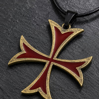 Gros plan du pendentif croix templière rouge du Collier de la Bannière Sacrée en alliage de zinc
