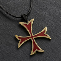 Vue angle du Collier de la Bannière Sacrée avec pendentif croix templière rouge et dorée sur ardoise sombre