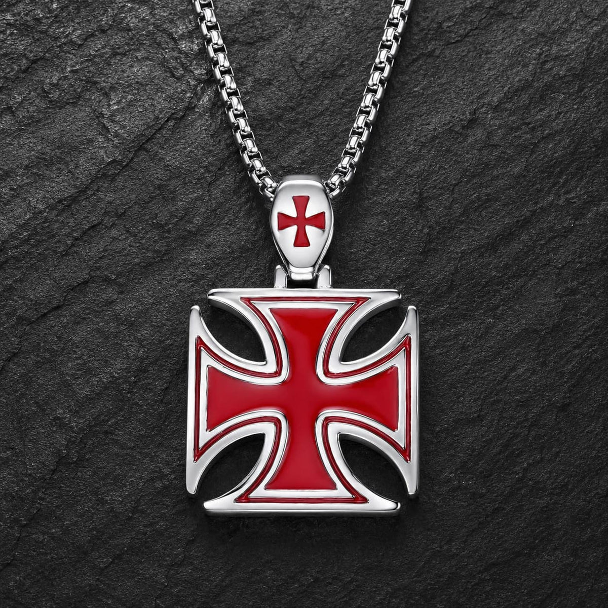Collier de la Bravoure Templière en acier inoxydable avec croix rouge sur fond ardoise sombre