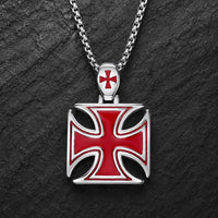 Collier de la Bravoure Templière en acier inoxydable avec croix rouge sur fond ardoise sombre