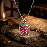 Collier de la Bravoure Templière en ambiance médiévale avec bois ancien, parchemin et lumière chaude