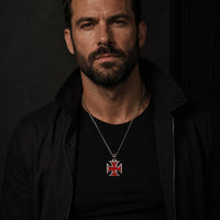 Collier de la Bravoure Templière porté par un homme avec tenue noire et veste sombre