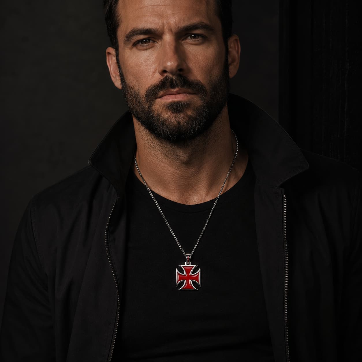 Collier de la Bravoure Templière porté par un homme avec tenue noire et veste sombre