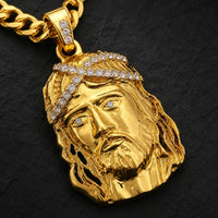 Gros plan du Collier de la Foi du Christ en acier inoxydable doré avec visage couronne et pierres sur fond anthracite sombre