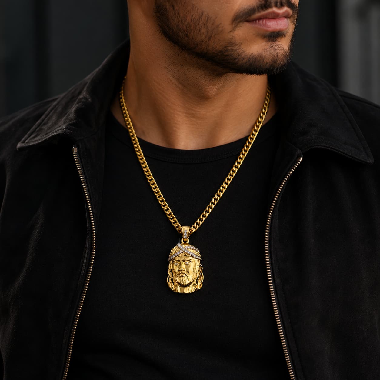 Homme portant le Collier de la Foi du Christ en acier inoxydable doré avec tenue noire et veste sombre
