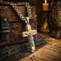 Collier de la Foi du Temple en acier inoxydable doré et argenté dans un décor médiéval avec bois ancien, parchemin, pierre et lumière chaude