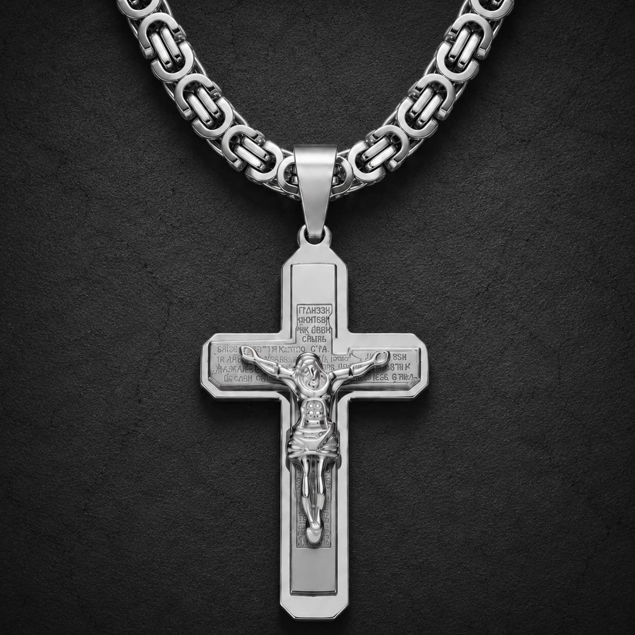 Collier de la Foi du Temple en acier inoxydable argenté avec pendentif crucifix sur ardoise sombre