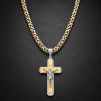 Plan éloigné du Collier de la Foi du Temple en acier inoxydable avec pendentif crucifix, Christ en relief et détails gravés