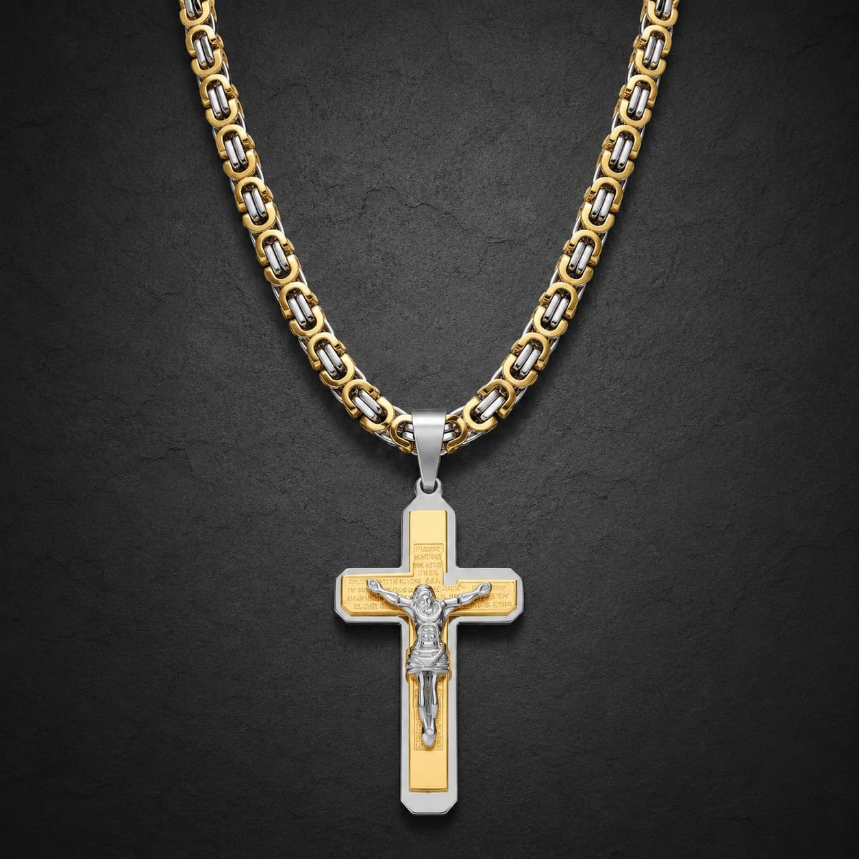Plan éloigné du Collier de la Foi du Temple en acier inoxydable avec pendentif crucifix, Christ en relief et détails gravés