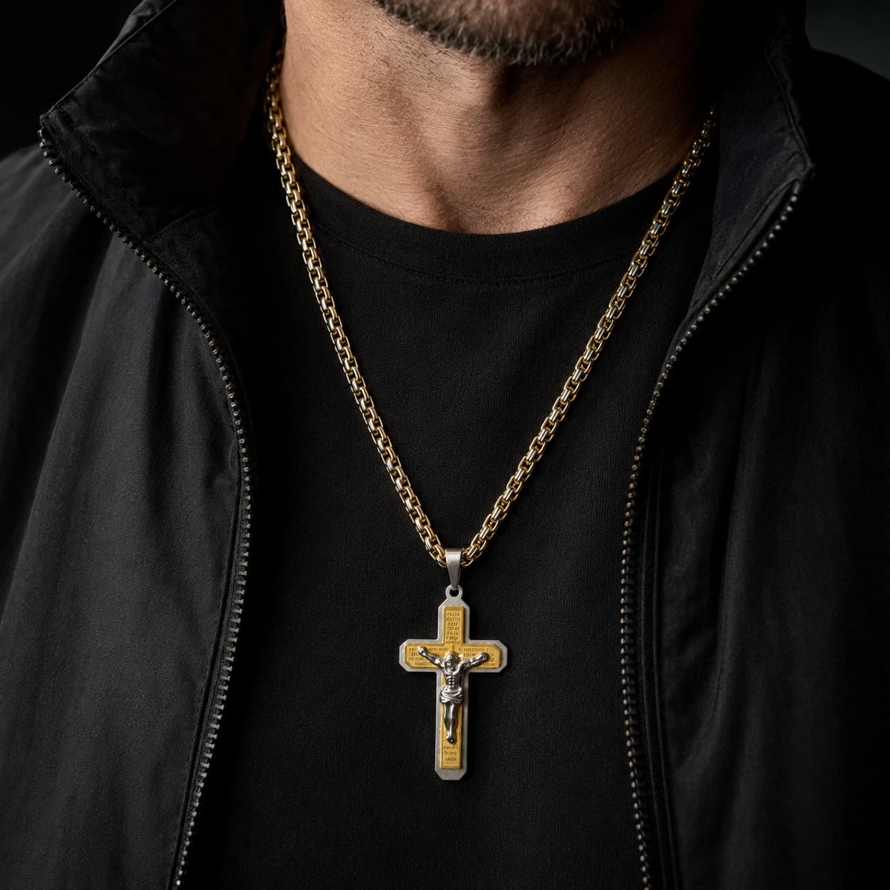 Collier de la Foi du Temple en acier inoxydable avec pendentif crucifix porté par un homme en tenue noire et veste sombre