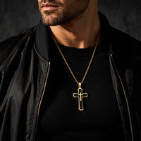 Collier de la Grâce du Temple porté par un homme avec tenue noire et veste sombre