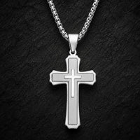 Variante argentée du Collier de la Grâce du Temple en acier inoxydable sur fond anthracite