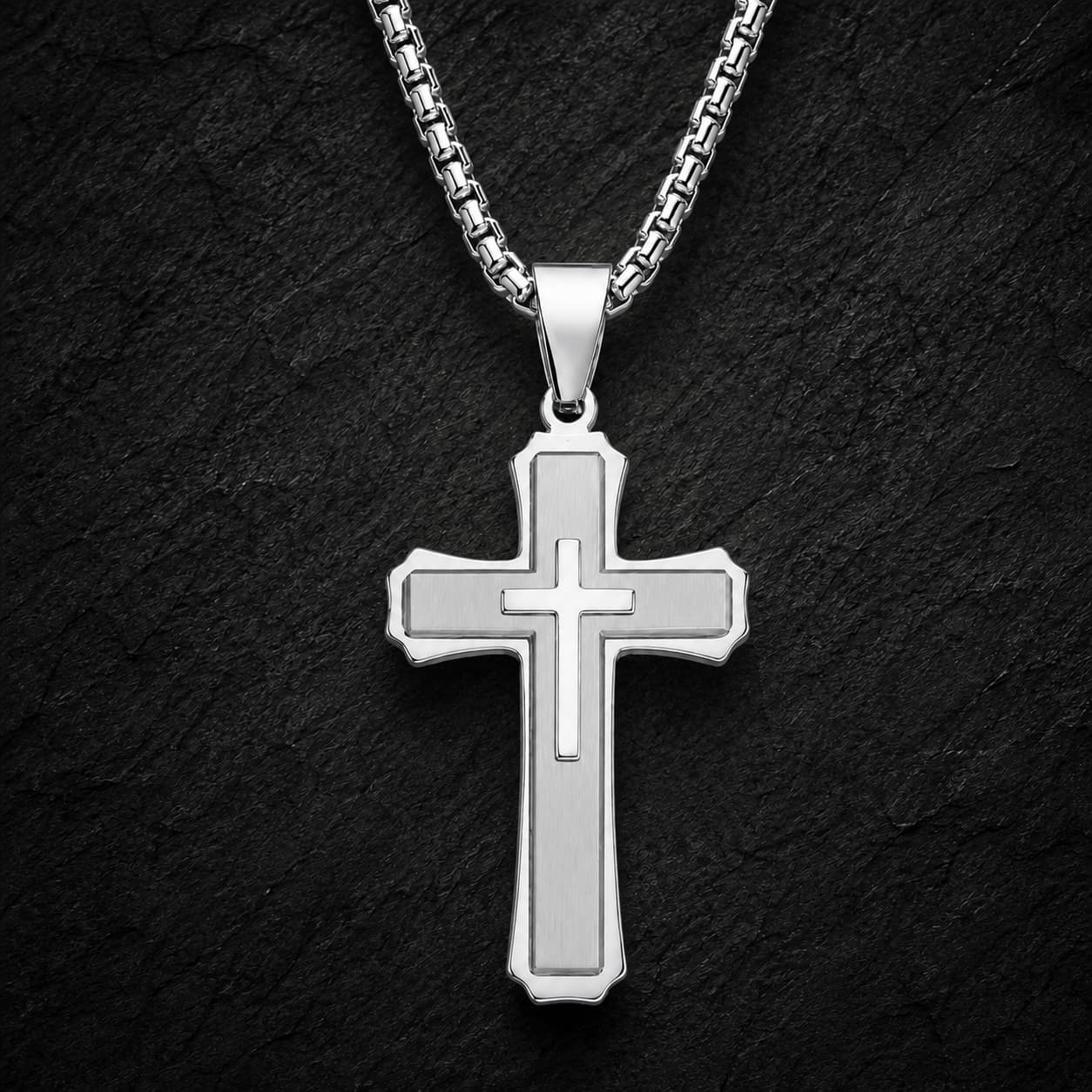 Variante argentée du Collier de la Grâce du Temple en acier inoxydable sur fond anthracite