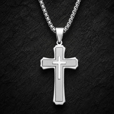 Variante argentée du Collier de la Grâce du Temple en acier inoxydable sur fond anthracite