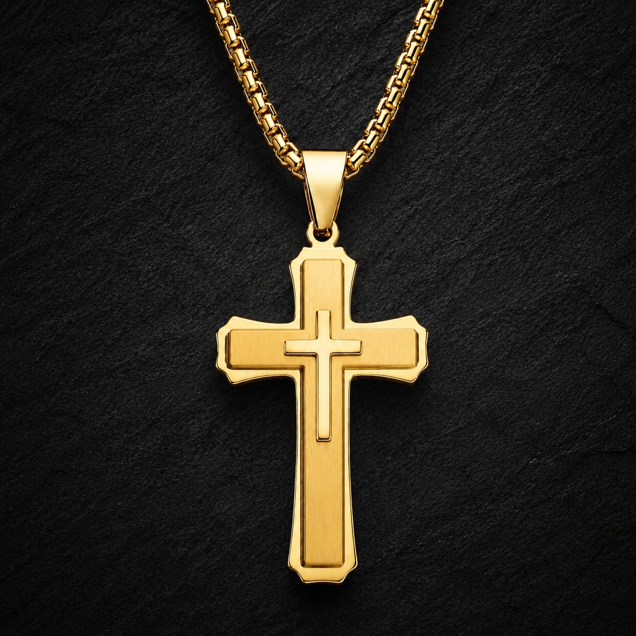 Variante dorée du Collier de la Grâce du Temple en acier inoxydable sur fond anthracite