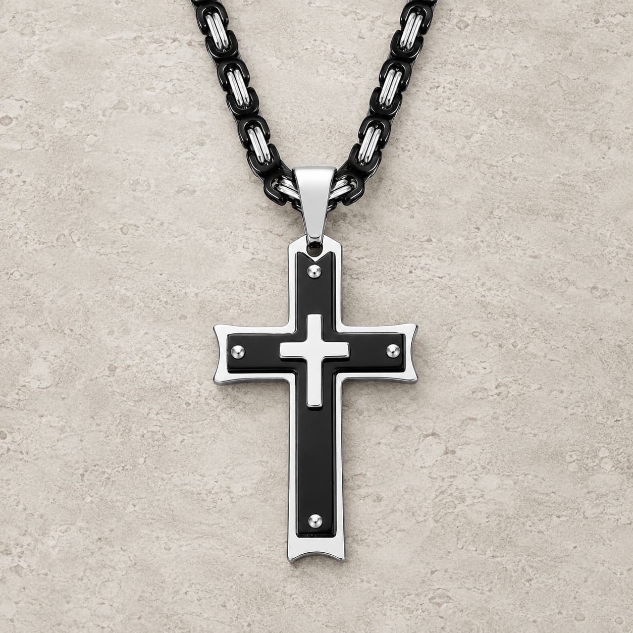 Collier de la Rédemption Sacrée en acier inoxydable avec croix noire et argentée sur pierre médiévale claire