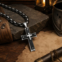 Collier de la Rédemption Sacrée présenté dans un décor médiéval premium avec bois, pierre et parchemin