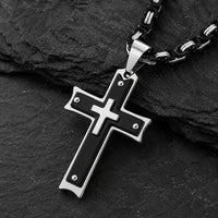 Gros plan du Collier de la Rédemption Sacrée avec pendentif croix noire et argentée