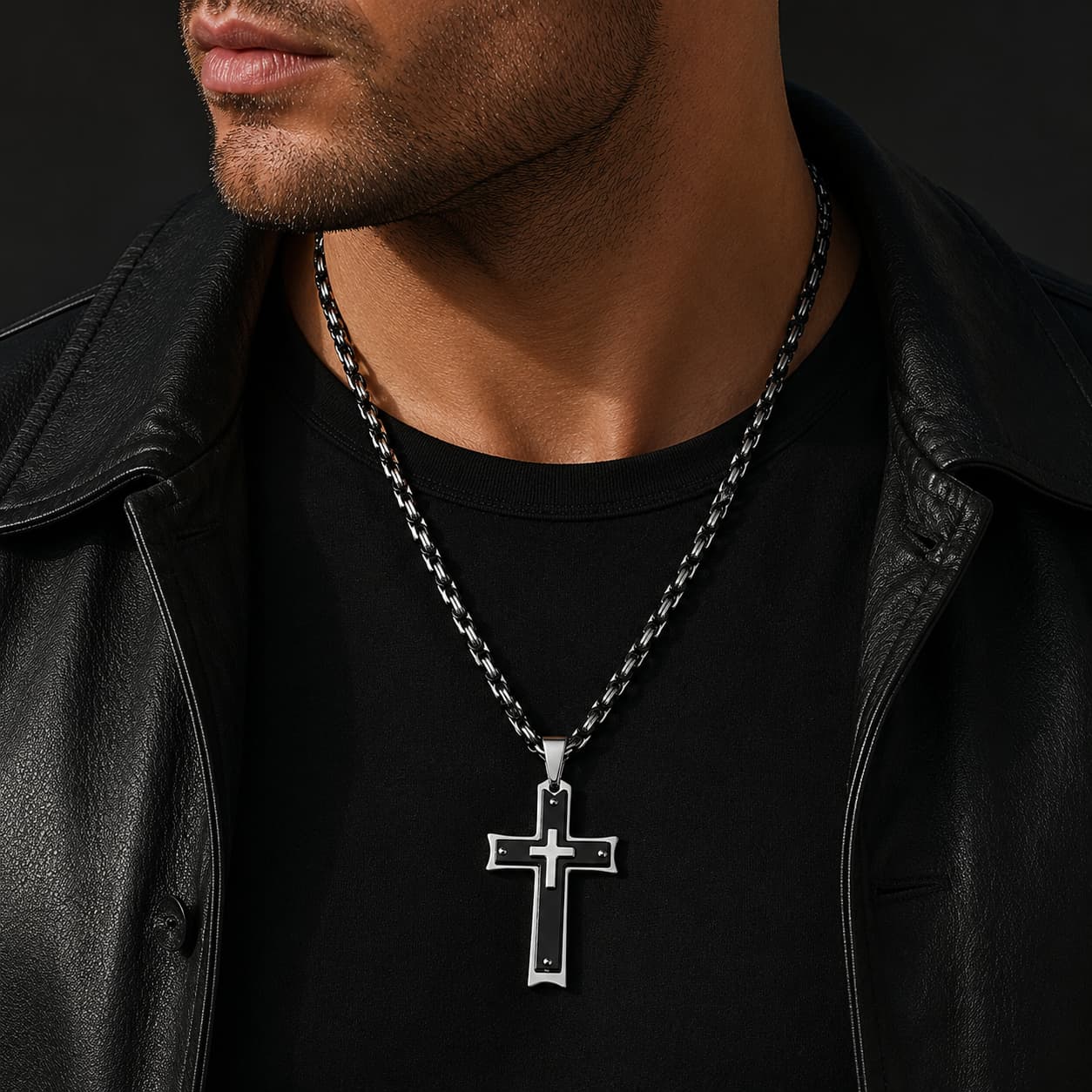 Collier de la Rédemption Sacrée porté par un homme avec tenue noire et veste sombre