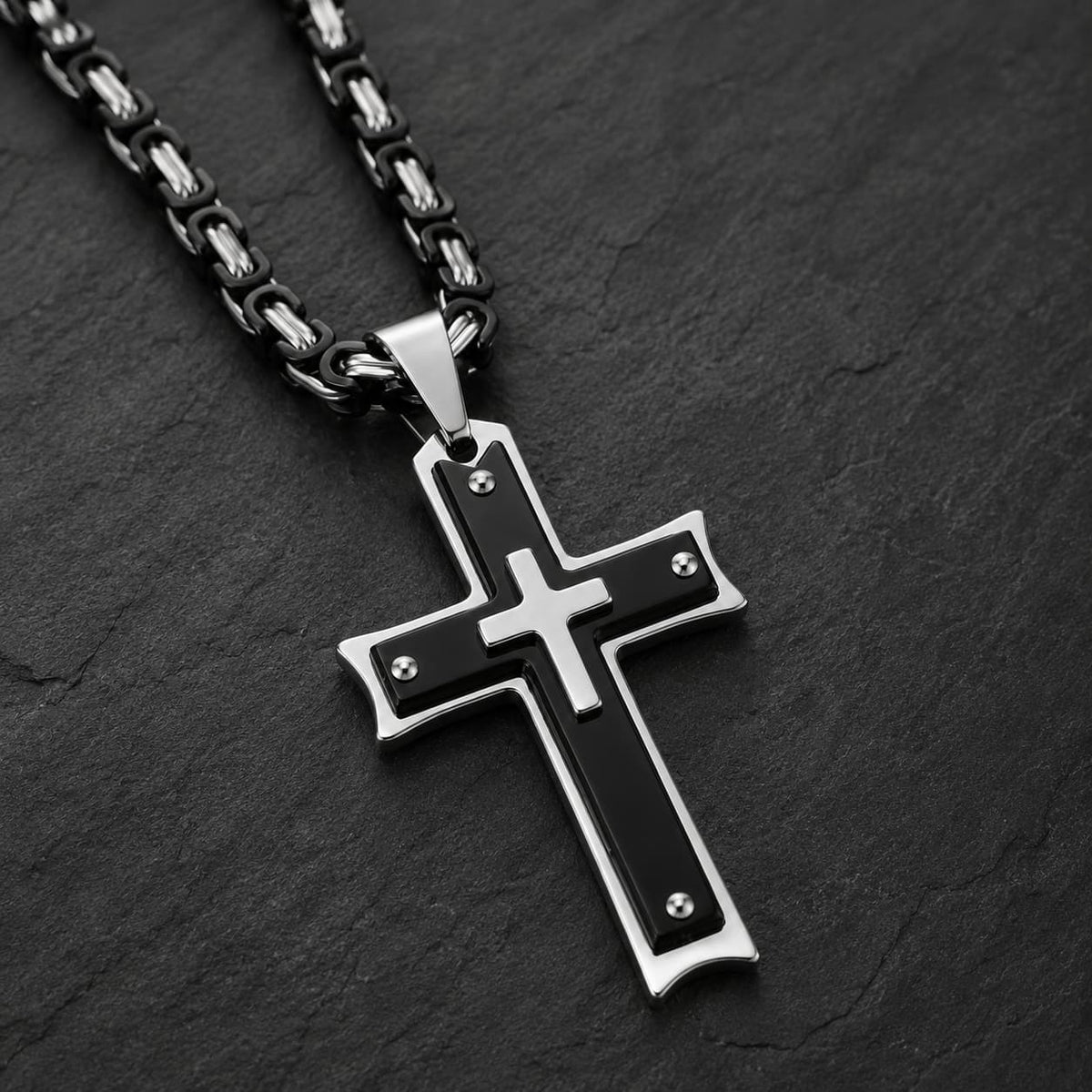 Collier de la Rédemption Sacrée en vue angle 3/4 sur fond ardoise sombre