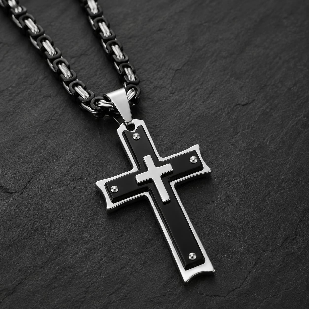 Collier de la Rédemption Sacrée en vue angle 3/4 sur fond ardoise sombre