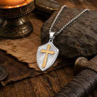 Collier de la Sagesse Templière en acier inoxydable avec pendentif bouclier et croix dorée dans un décor médiéval premium