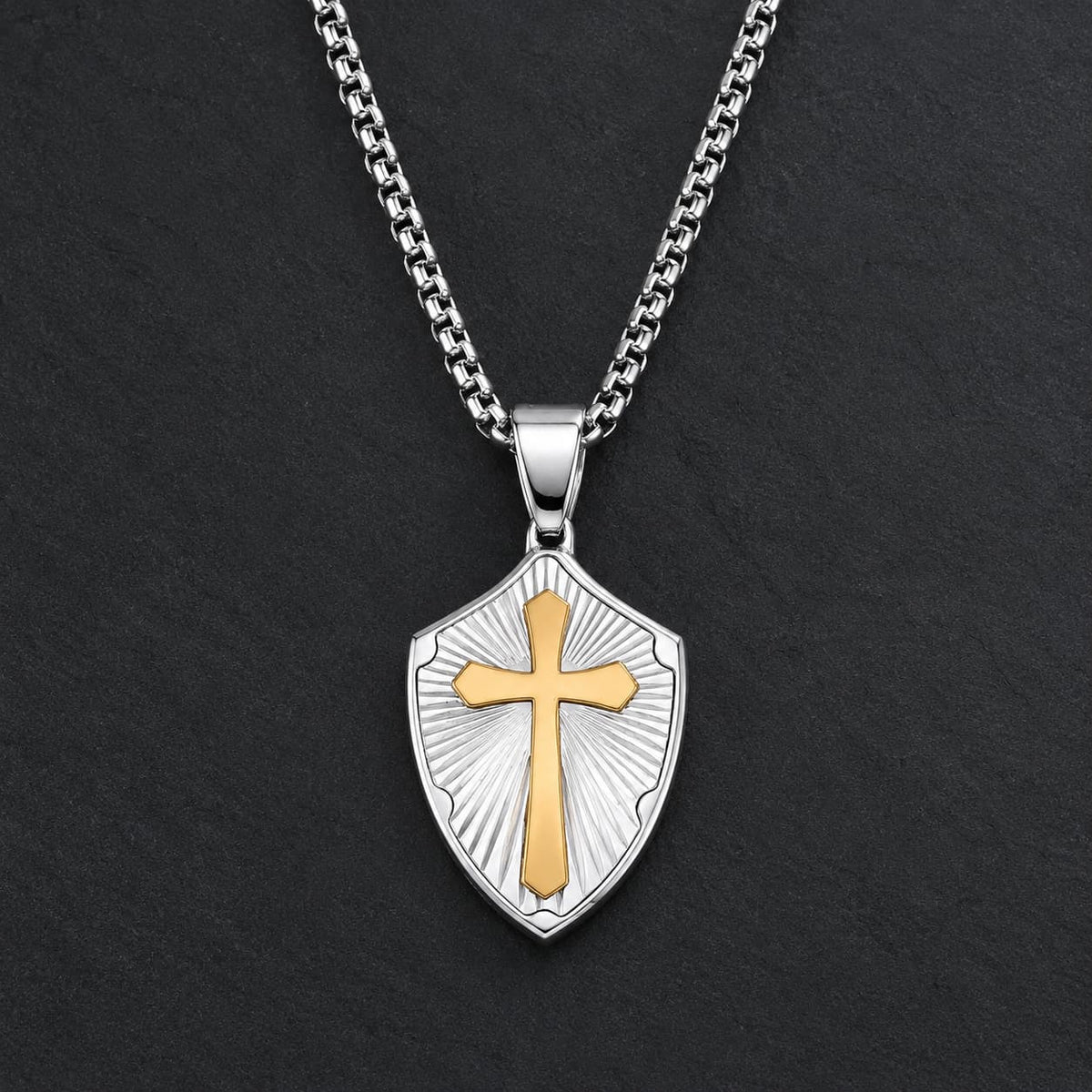 Collier de la Sagesse Templière en acier inoxydable argenté avec pendentif bouclier et croix dorée sur ardoise sombre