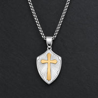 Collier de la Sagesse Templière en acier inoxydable argenté avec pendentif bouclier et croix dorée sur ardoise sombre