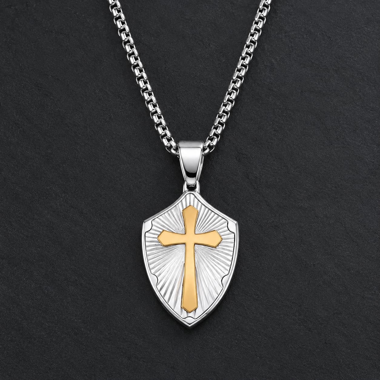 Collier de la Sagesse Templière en acier inoxydable argenté avec pendentif bouclier et croix dorée sur ardoise sombre