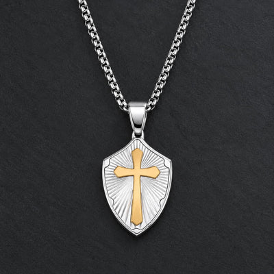 Collier de la Sagesse Templière en acier inoxydable argenté avec pendentif bouclier et croix dorée sur ardoise sombre