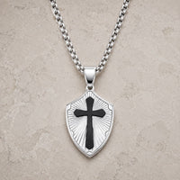 Collier de la Sagesse Templière en acier inoxydable argenté avec pendentif bouclier et croix noire sur pierre médiévale claire