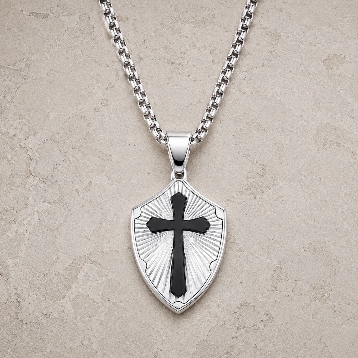Collier de la Sagesse Templière en acier inoxydable argenté avec pendentif bouclier et croix noire sur pierre médiévale claire