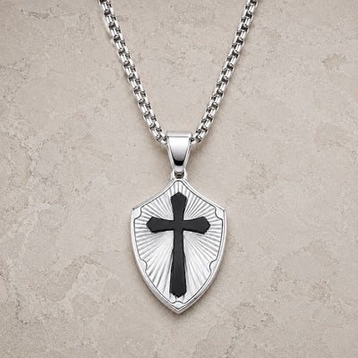 Collier de la Sagesse Templière en acier inoxydable argenté avec pendentif bouclier et croix noire sur pierre médiévale claire