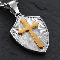 Gros plan du Collier de la Sagesse Templière en acier inoxydable avec pendentif bouclier argenté et croix dorée
