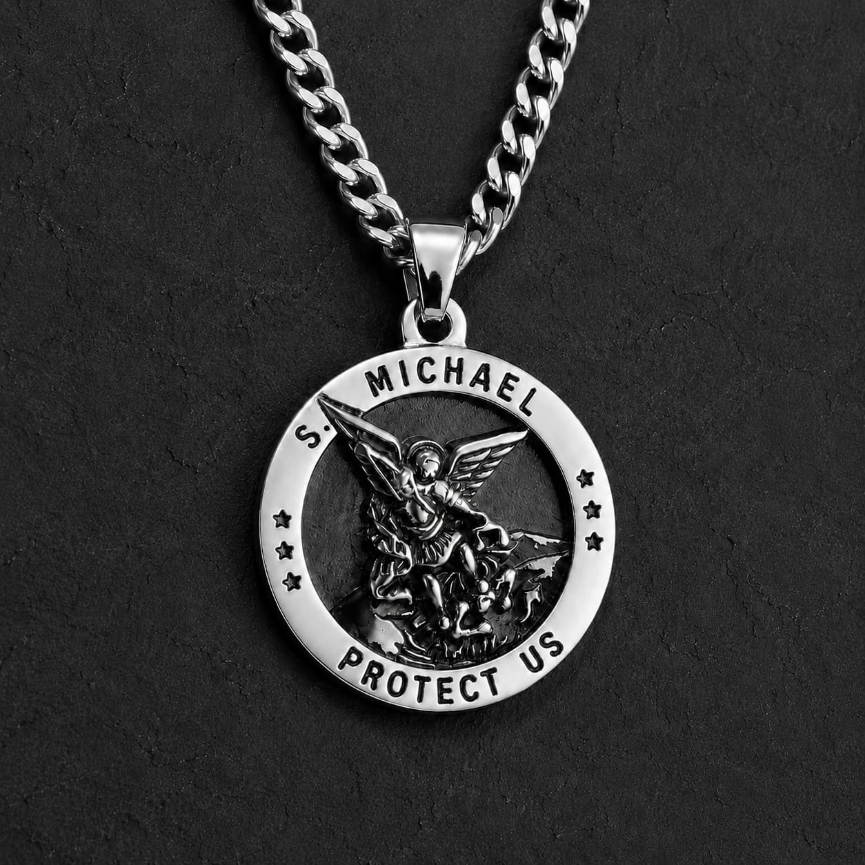 Collier de l'Archange Protecteur en acier inoxydable argenté avec médaille Saint Michel sur ardoise sombre