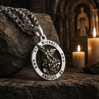 Collier de l'Archange Protecteur en acier inoxydable avec médaille Saint Michel dans une ambiance sacrée avec bougie et pierre ancienne