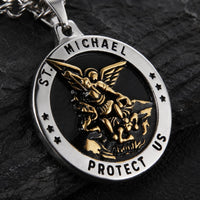 Gros plan du Collier de l'Archange Protecteur en acier inoxydable avec médaille Saint Michel argentée et dorée sur fond ardoise sombre