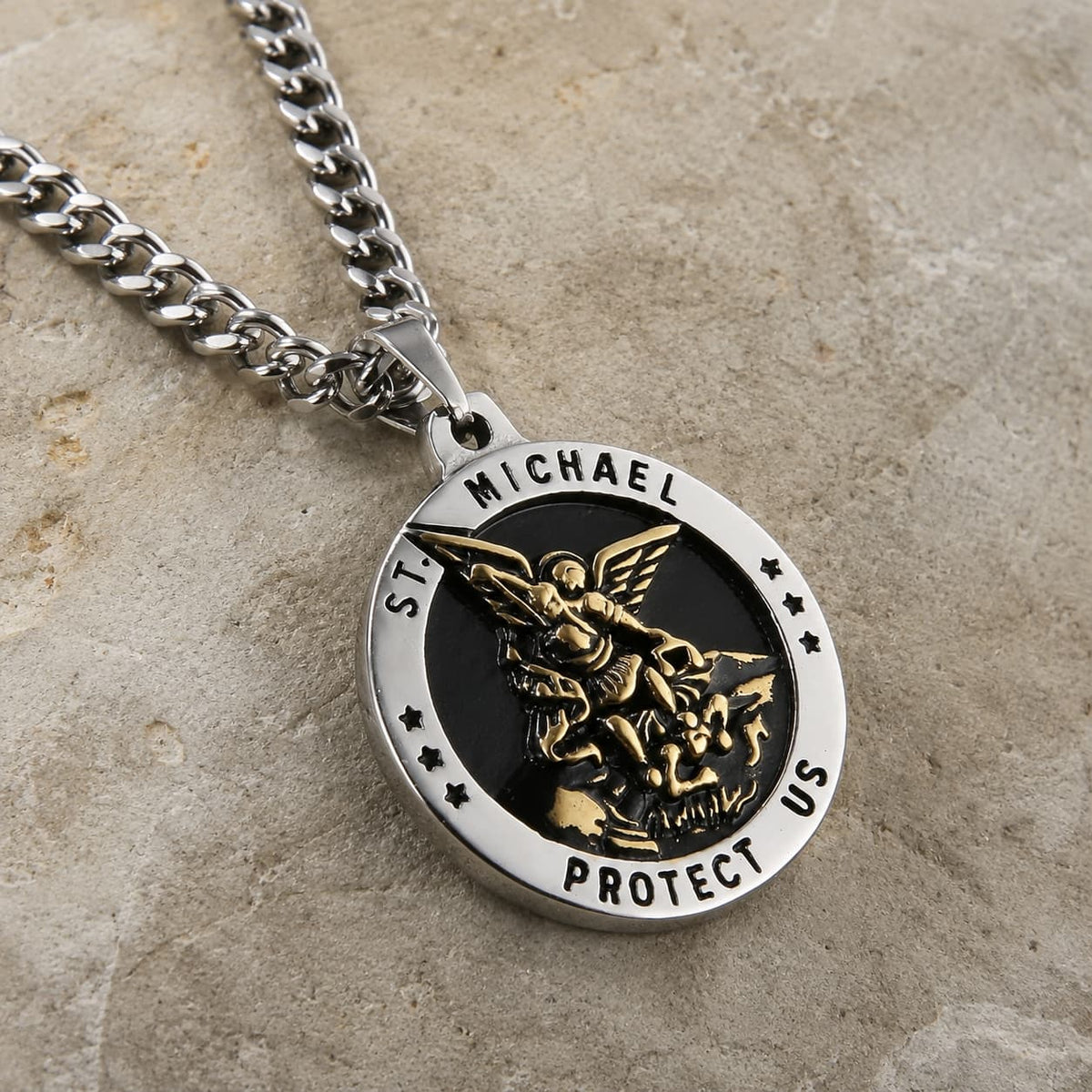 Collier de l'Archange Protecteur en acier inoxydable argenté et doré avec médaille Saint Michel sur pierre médiévale claire