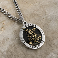 Collier de l'Archange Protecteur en acier inoxydable argenté et doré avec médaille Saint Michel sur pierre médiévale claire
