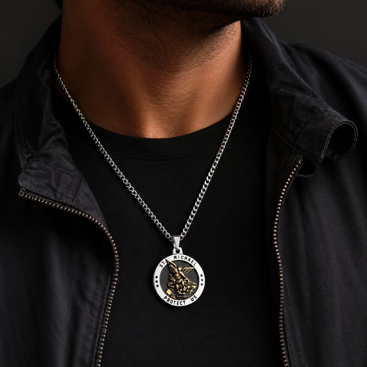 Collier de l'Archange Protecteur en acier inoxydable argenté et doré porté par un homme avec tenue noire