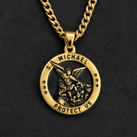 Collier de l'Archange Protecteur en acier inoxydable doré avec médaille Saint Michel et relief protecteur sur ardoise sombre