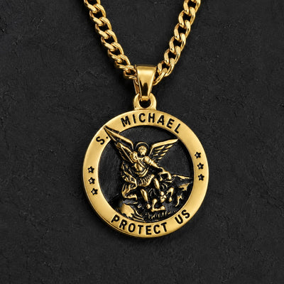 Collier de l'Archange Protecteur en acier inoxydable doré avec médaille Saint Michel et relief protecteur sur ardoise sombre