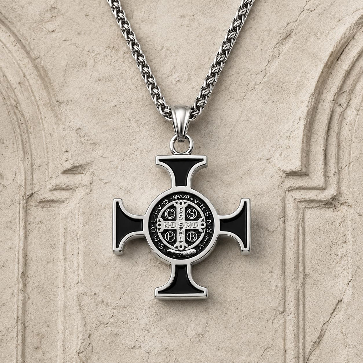 Collier de Saint Benoit en acier inoxydable avec croix noire argentée sur pierre médiévale claire