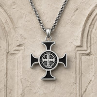 Collier de Saint Benoit en acier inoxydable avec croix noire argentée sur pierre médiévale claire