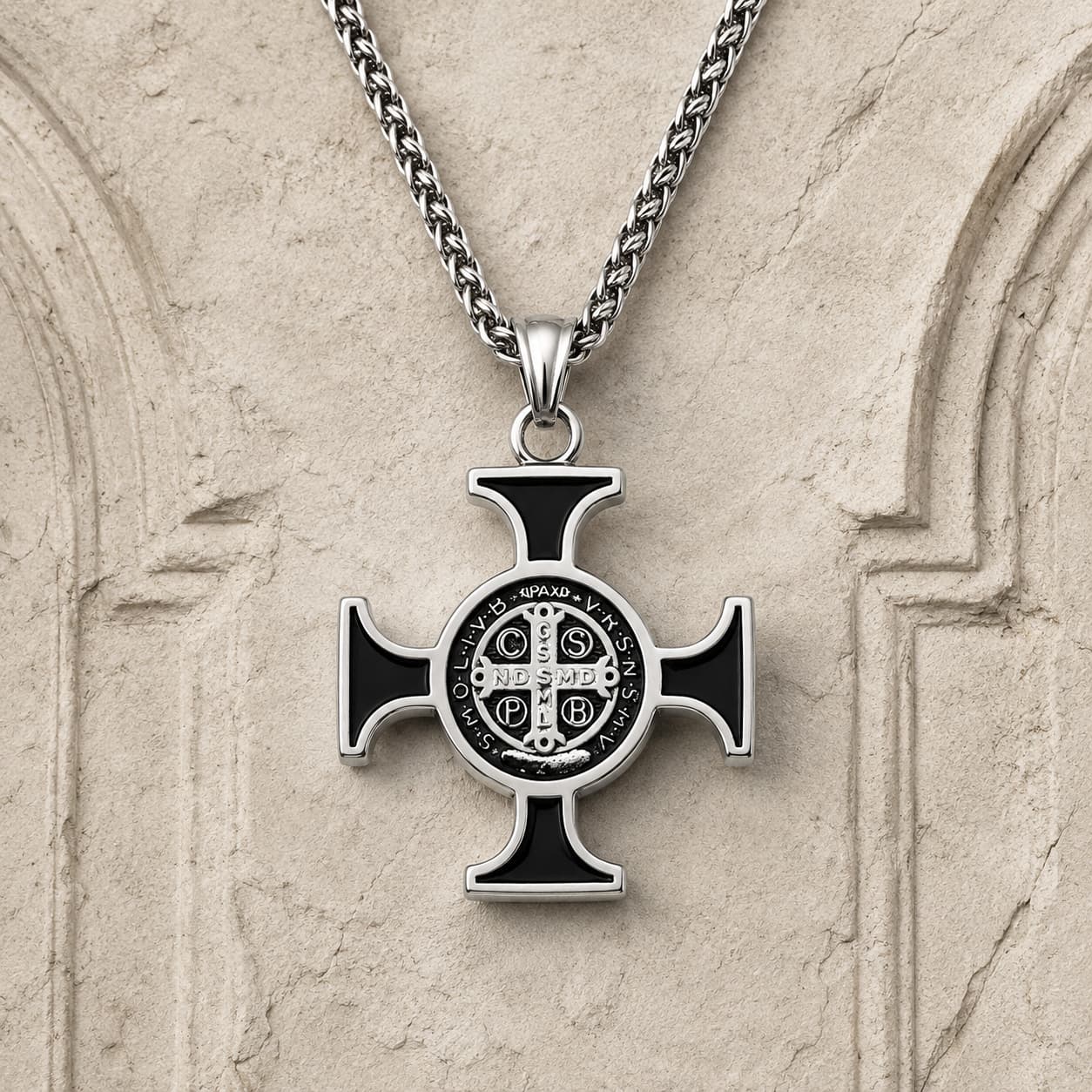 Collier de Saint Benoit en acier inoxydable avec croix noire argentée sur pierre médiévale claire