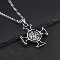 Vue angle du Collier de Saint Benoit en acier inoxydable sur fond anthracite texturé